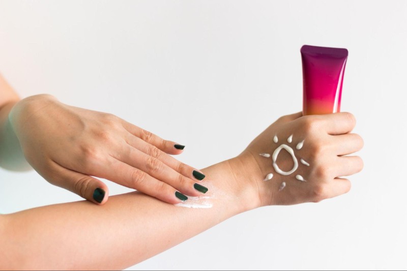 bôi kem chống nắng ở tay