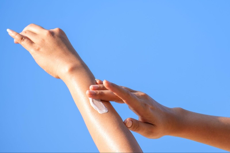 bôi kem chống nắng ngừa đốm nâu