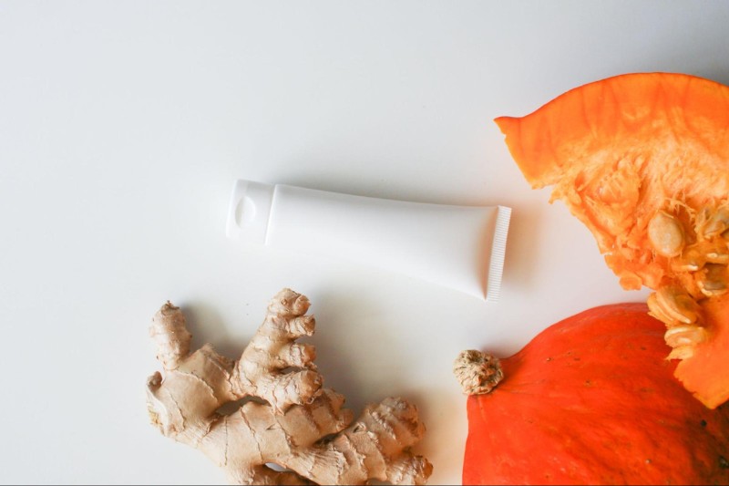 kem đánh răng và gừng trị đồi mồi