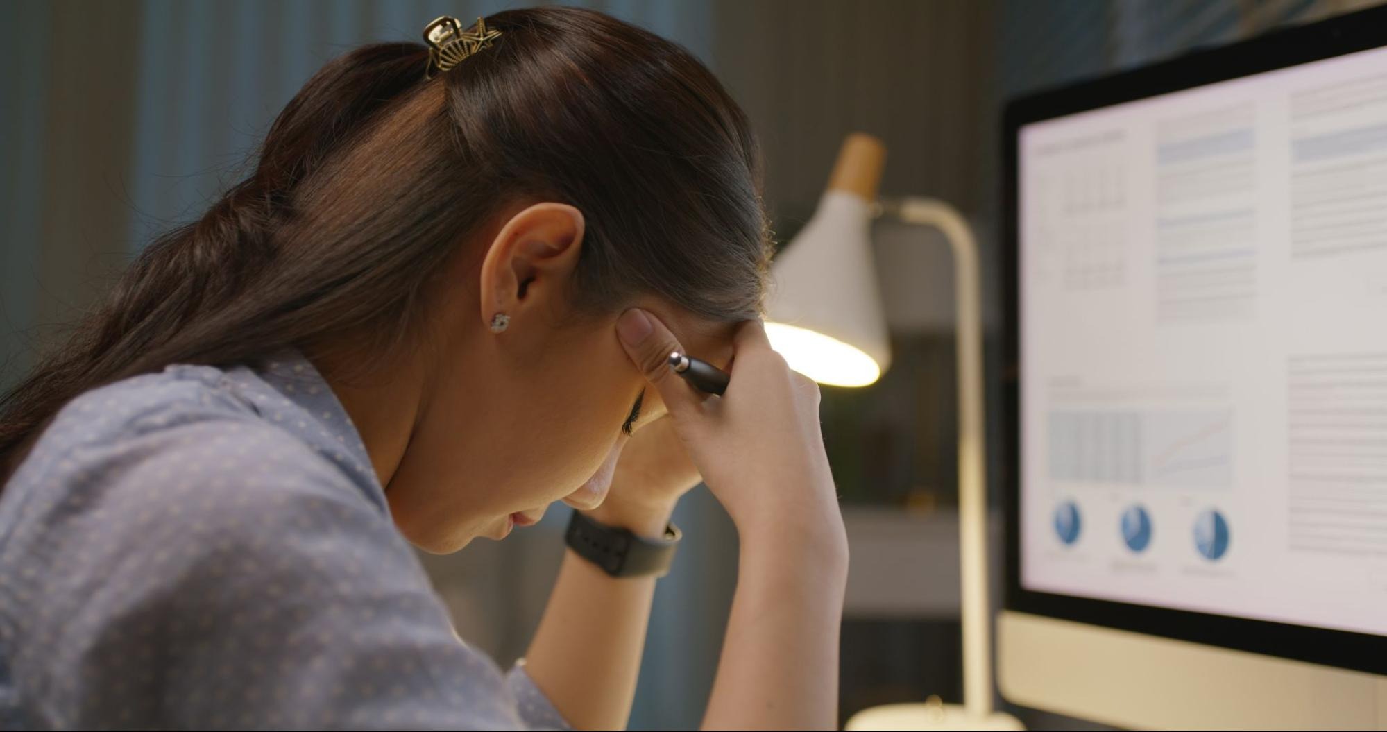 thức khuya stress gây đốm nám